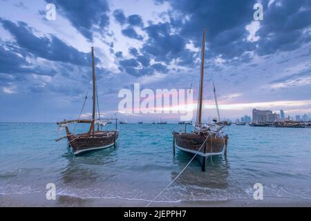 Dhow - Ein traditionelles arabisches Holzboot, das zum Angeln, Perlentauchen und Transport verwendet wird Stockfoto