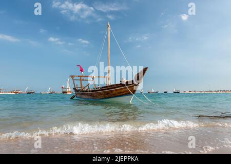 Dhow - Ein traditionelles arabisches Holzboot, das zum Angeln, Perlentauchen und Transport verwendet wird Stockfoto