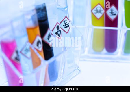 Chemikalien in Reagenzgläsern und Symbole, die im Labor oder in der Industrie verwendet werden Stockfoto