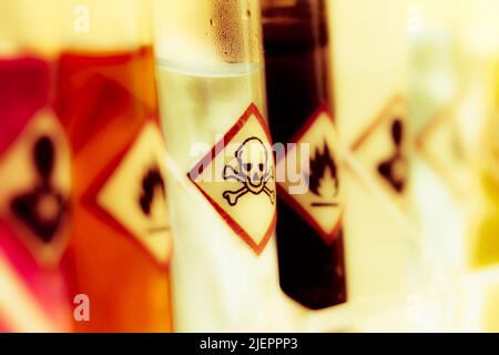 Chemikalien in Reagenzgläsern und Symbole, die im Labor oder in der Industrie verwendet werden Stockfoto