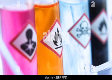 Chemikalien in Reagenzgläsern und Symbole, die im Labor oder in der Industrie verwendet werden Stockfoto