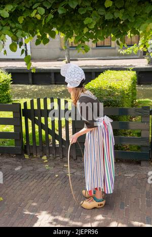 Enkhuizen, Niederlande. Juni 2022. Mädchen spielt in traditionellen Enkhuizer Kostüm. Hochwertige Fotos Stockfoto