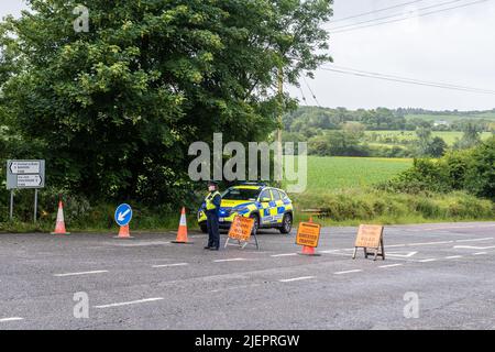 Bandon, West Cork, Irland. 28.. Juni 2022. Ein 19-jähriger Mann war in den frühen Morgenstunden an einem Unfall mit einem einzigen Fahrzeug am R585 in Murragh in West Cork beteiligt. Der Mann wurde ins Cork University Hospital gebracht, wo er sich weiterhin in einem schweren Zustand befindet. Der R585 ist an 4 Punkten mit Umleitungen geschlossen. Quelle: AG News/Alamy Live News Stockfoto