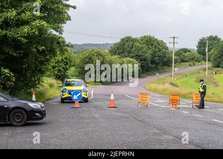 Bandon, West Cork, Irland. 28.. Juni 2022. Ein 19-jähriger Mann war in den frühen Morgenstunden an einem Unfall mit einem einzigen Fahrzeug am R585 in Murragh in West Cork beteiligt. Der Mann wurde ins Cork University Hospital gebracht, wo er sich weiterhin in einem schweren Zustand befindet. Der R585 ist an 4 Punkten mit Umleitungen geschlossen. Quelle: AG News/Alamy Live News Stockfoto