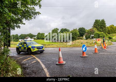 Bandon, West Cork, Irland. 28.. Juni 2022. Ein 19-jähriger Mann war in den frühen Morgenstunden an einem Unfall mit einem einzigen Fahrzeug am R585 in Murragh in West Cork beteiligt. Der Mann wurde ins Cork University Hospital gebracht, wo er sich weiterhin in einem schweren Zustand befindet. Der R585 ist an 4 Punkten mit Umleitungen geschlossen. Quelle: AG News/Alamy Live News Stockfoto