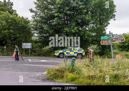 Bandon, West Cork, Irland. 28.. Juni 2022. Ein 19-jähriger Mann war in den frühen Morgenstunden an einem Unfall mit einem einzigen Fahrzeug am R585 in Murragh in West Cork beteiligt. Der Mann wurde ins Cork University Hospital gebracht, wo er sich weiterhin in einem schweren Zustand befindet. Der R585 ist an 4 Punkten mit Umleitungen geschlossen. Quelle: AG News/Alamy Live News Stockfoto