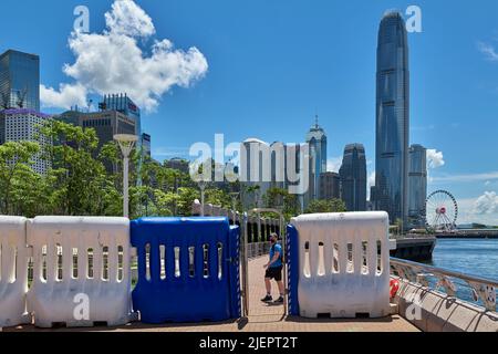 Hongkong, China. 26.. Juni 2022. Zur Feier des 25.-jährigen Jubiläums der Wiedervereinigung im Central District von Hongkong werden Barrieren errichtet. (Foto von Emmanuel Serna/ SOPA Images/Sipa USA) Quelle: SIPA USA/Alamy Live News Stockfoto