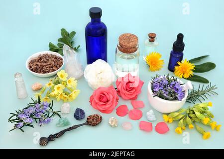 Kräuter-, Blumen- und Wildblumenbestandteile für alternative medizinische Behandlungen. Natürliches heidnisches traditionelles Gesundheitsmittel mit ätherischen Ölen. Stockfoto