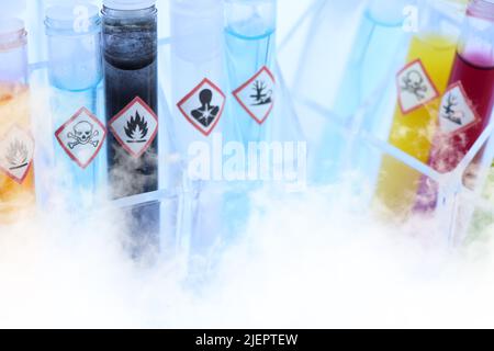 Chemikalien in Reagenzgläsern und Symbole, die im Labor oder in der Industrie verwendet werden Stockfoto