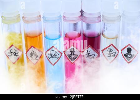 Chemikalien in Reagenzgläsern und Symbole, die im Labor oder in der Industrie verwendet werden Stockfoto