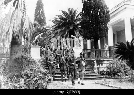 Das Motiv aus der nationalsozialistischen Propaganda zeigt den Palast Achilleion auf der Insel Korfu / Griechenland, der während der Besetzung als Lazarett für verwundete deutsche Soldaten dient, aufgenommen im Januar 1944. Die nationalsozialistische Berichterstattung schreibt am 21.01.1944 auf der Rückseite des Bildes: 'Das Achilleion ist Lazarett geworden. Verwundete und Kranke gehen in dem wunderschönen Park spazen.' Foto: Sammlung Berliner Verlag Archiv / Heber Stockfoto