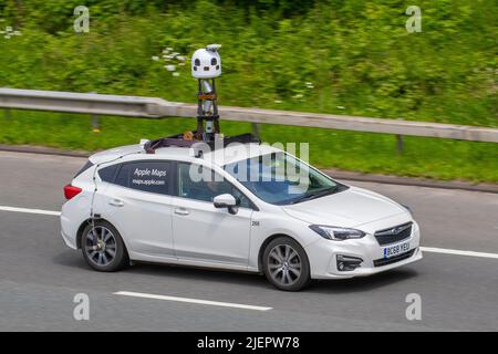 Apple Maps, 2019 weiß Subaru Impreza I SE SYM AWD CVT Lineartronic Start Stop Auto 1600cc Benziner-Heckklappe; unterwegs auf der Autobahn M61 in Großbritannien Stockfoto