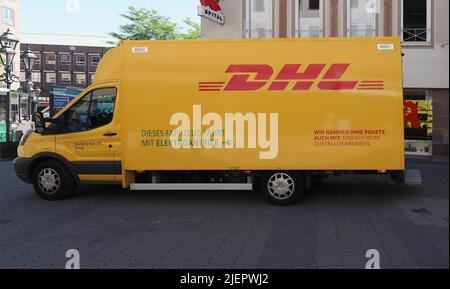 NÜRNBERG, DEUTSCHLAND - CA. JUNI 2022: DHL-Kurierwagen Stockfoto