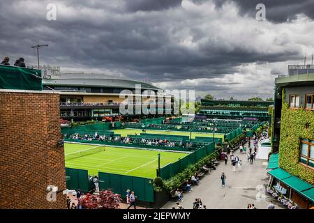 London, Großbritannien, 28.. Juni 2022: Menschen laufen über den All England Lawn Tennis und Croquet Club in London. Kredit: Frank Molter/Alamy Live Nachrichten Stockfoto