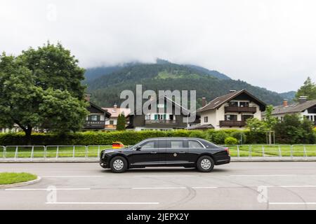 Elmau, Deutschland. 28.. Juni 2022. US-Präsident Joe Biden fährt mit seiner Autokolonne nach dem Gipfel G7 durch Garmisch-Partenkirchen. Quelle: Philipp von Ditfurth/dpa/Alamy Live News Stockfoto