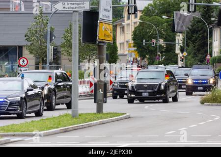 Elmau, Deutschland. 28.. Juni 2022. US-Präsident Joe Biden fährt mit seiner Autokolonne nach dem Gipfel G7 durch Garmisch-Partenkirchen. Quelle: Philipp von Ditfurth/dpa/Alamy Live News Stockfoto