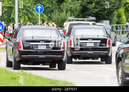 Elmau, Deutschland. 28.. Juni 2022. US-Präsident Joe Biden fährt mit seiner Autokolonne nach dem Gipfel G7 durch Garmisch-Partenkirchen. Quelle: Philipp von Ditfurth/dpa/Alamy Live News Stockfoto