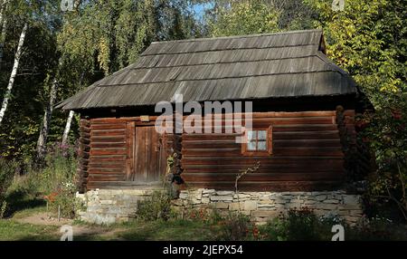 Kiew, Ukraine 30. September 2021: Uralte ukrainische Hütten im Nationalmuseum für Volksarchitektur und Leben der Ukraine 'Pirogovo' in Kiew Stockfoto