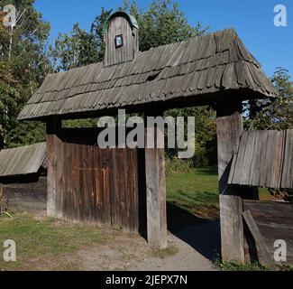 Kiew, Ukraine 30. September 2021: Altes Tor im Nationalmuseum für Volksarchitektur und Leben der Ukraine 'Pirogovo' in Kiew Stockfoto