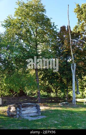 Kiew, Ukraine 30. September 2021: Der Brunnen 'Aist' im Nationalmuseum für Volksarchitektur und Leben der Ukraine 'Pirogovo' in Kiew Stockfoto