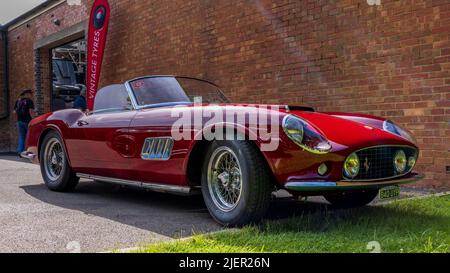 1960 Ferrari 250 GT LWB California Spider ‘840 UYP’ auf dem Bicester Scramble am 19.. Juni 2022 ausgestellt Stockfoto