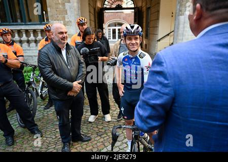 Ixelles - Christos Doulkeridis, Bürgermeister von Elsene, und der Belgier Remco Evenepoel von Quick-Step Alpha Vinyl, abgebildet während einer Pressekonferenz der Biker-Brigade der Polizeizone Brüssel-Hauptstadt-Elsene/Ixelles am 28. Juni 2022 auf dem Grand-Place - Grote Markt in Brüssel. Der Radprofi Evenepoel wird Pate der Fahrradbrigade der Polizeizone Elsene/Ixelles in der Brüsseler Hauptstadt. Mit diesem Sponsoring wollen die Stadt Brüssel, die Gemeinde Ixelles/Elsene und die Polizeizone die absolute Bedeutung und gute Arbeit der Biker unterstreichen. BELGA FOTO LAURIE DIEFFEMBACQ Stockfoto