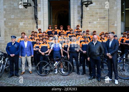 Philippe Close, Bürgermeister der Stadt Brussel-bruxelles, belgischer Remco Evenepoel von Quick-Step Alpha Vinyl, Ixelles - Christos Doulkeridis, Bürgermeister von Elsene, und Benoit Hellings, der Bürgermeister von Brüssel, auf einer Pressekonferenz der Biker-Brigade der Polizeizone der Hauptstadt Brüssel-Elsene/Ixelles, auf dem Grand-Place - Grote Markt von Brüssel, Dienstag, 28. Juni 2022. Der Radprofi Evenepoel wird Pate der Fahrradbrigade der Polizeizone Elsene/Ixelles in der Brüsseler Hauptstadt. Mit diesem Sponsoring wollen die Stadt Brüssel, die Gemeinde Ixelles/Elsene und die Polizeizone t betonen Stockfoto