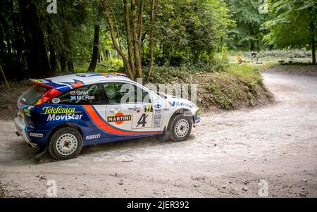 Goodwood, Großbritannien. 26.. Juni 2022. 2001 Ford Focus WRC nimmt am Sonntag, 26. Juni 2022, die Rallye-Bühne beim Goodwood Festival of Speed auf dem Goodwood Circuit, Goodwood, Großbritannien, auf. Foto von Phil Hutchinson. Nur zur redaktionellen Verwendung, Lizenz für kommerzielle Nutzung erforderlich. Keine Verwendung bei Wetten, Spielen oder Veröffentlichungen einzelner Clubs/Vereine/Spieler. Kredit: UK Sports Pics Ltd/Alamy Live Nachrichten Stockfoto