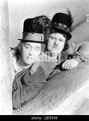 STAN LAUREL und OLIVER HARDY Portrait in THE BOHEMIAN GIRL 1936 Regisseure JAMES W. Horne und CHARLES RODGERS Produzent Hal Roach Studios / Metro Goldwyn Mayer Stockfoto