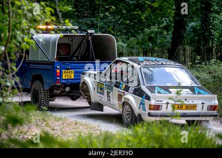 Goodwood, Großbritannien. 26.. Juni 2022. 1975 Ford Escort Mk2 RS1800 wird abgeschleppt, nachdem er am Sonntag, den 26. Juni 2022, in der morgendlichen Rallye-Bühne beim Goodwood Festival of Speed auf dem Goodwood Circuit, Goodwood, Großbritannien, ein Rad verloren hat. Foto von Phil Hutchinson. Nur zur redaktionellen Verwendung, Lizenz für kommerzielle Nutzung erforderlich. Keine Verwendung bei Wetten, Spielen oder Veröffentlichungen einzelner Clubs/Vereine/Spieler. Kredit: UK Sports Pics Ltd/Alamy Live Nachrichten Stockfoto