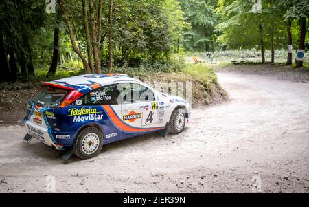 Goodwood, Großbritannien. 26.. Juni 2022. 2001 Ford Focus WRC nimmt am Sonntag, 26. Juni 2022, die Rallye-Bühne beim Goodwood Festival of Speed auf dem Goodwood Circuit, Goodwood, Großbritannien, auf. Foto von Phil Hutchinson. Nur zur redaktionellen Verwendung, Lizenz für kommerzielle Nutzung erforderlich. Keine Verwendung bei Wetten, Spielen oder Veröffentlichungen einzelner Clubs/Vereine/Spieler. Kredit: UK Sports Pics Ltd/Alamy Live Nachrichten Stockfoto