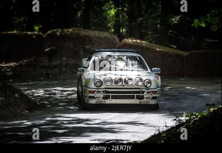 Goodwood, Großbritannien. 26.. Juni 2022. 1986 der Ford RS200 nimmt am Sonntag, 26. Juni 2022, die Rallye-Bühne beim Goodwood Festival of Speed auf dem Goodwood Circuit, Goodwood, Großbritannien, auf. Foto von Phil Hutchinson. Nur zur redaktionellen Verwendung, Lizenz für kommerzielle Nutzung erforderlich. Keine Verwendung bei Wetten, Spielen oder Veröffentlichungen einzelner Clubs/Vereine/Spieler. Kredit: UK Sports Pics Ltd/Alamy Live Nachrichten Stockfoto