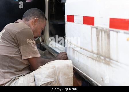 Mechaniker, Der Am Auto In Der Garage Arbeitet Stockfoto