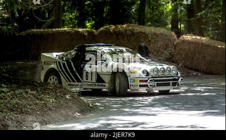 Goodwood, Großbritannien. 26.. Juni 2022. 1986 der Ford RS200 nimmt am Sonntag, 26. Juni 2022, die Rallye-Bühne beim Goodwood Festival of Speed auf dem Goodwood Circuit, Goodwood, Großbritannien, auf. Foto von Phil Hutchinson. Nur zur redaktionellen Verwendung, Lizenz für kommerzielle Nutzung erforderlich. Keine Verwendung bei Wetten, Spielen oder Veröffentlichungen einzelner Clubs/Vereine/Spieler. Kredit: UK Sports Pics Ltd/Alamy Live Nachrichten Stockfoto