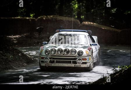 Goodwood, Großbritannien. 26.. Juni 2022. 1986 der Ford RS200 nimmt am Sonntag, 26. Juni 2022, die Rallye-Bühne beim Goodwood Festival of Speed auf dem Goodwood Circuit, Goodwood, Großbritannien, auf. Foto von Phil Hutchinson. Nur zur redaktionellen Verwendung, Lizenz für kommerzielle Nutzung erforderlich. Keine Verwendung bei Wetten, Spielen oder Veröffentlichungen einzelner Clubs/Vereine/Spieler. Kredit: UK Sports Pics Ltd/Alamy Live Nachrichten Stockfoto