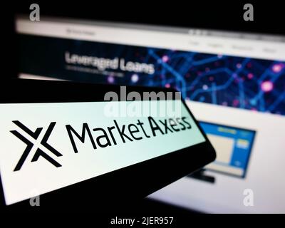 Handy mit Logo des amerikanischen Finanzunternehmens MarketAxess Holdings Inc. Auf dem Bildschirm vor der Website. Konzentrieren Sie sich auf die linke Seite des Telefondisplays. Stockfoto