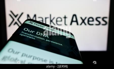 Mobiltelefon mit Webseite des US-Finanzunternehmens MarketAxess Holdings Inc. Auf dem Bildschirm vor dem Logo. Konzentrieren Sie sich auf die obere linke Seite des Telefondisplays. Stockfoto