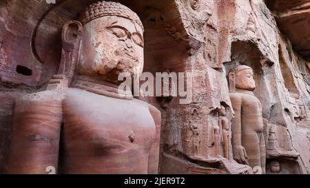 Nahaufnahme von Jain Schnitzereien an den Sidhhachal Höhlen, Gwalior Fort, Madhya Pradesh, Indien. Urvai-Gruppe Stockfoto