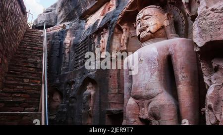 Stairs of Caves und Closeup of Jain Schnitzereien an den Sidhhachal Caves, Gwalior Fort, Madhya Pradesh, Indien. Urvai-Gruppe Stockfoto