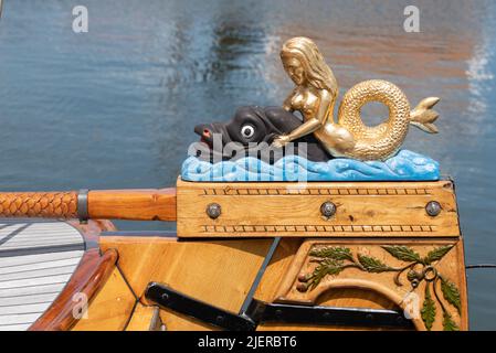 Enkhuizen, Niederlande. Juni 2022. Nahaufnahme einer Deichsel eines alten Botters. Hochwertige Fotos. Nahaufnahme. Stockfoto