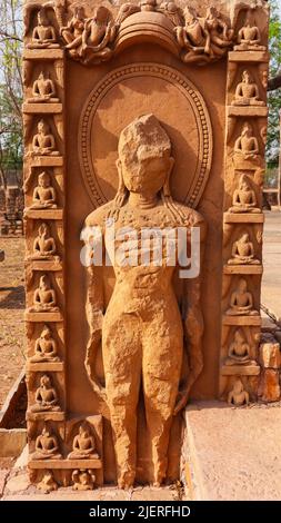 Skulptur von Mahavir Jain in einem Campus von Peli ka Mandir, Fort Gwalior, Madhya Pradesh, Indien. Stockfoto