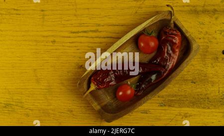 Heiße trockene Chilischoten frische Kirschtomaten Salat Zutaten rustikale Küche Stockfoto