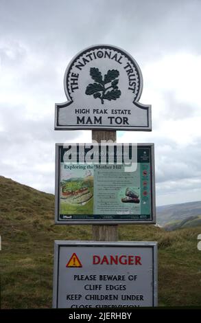 Schild des National Trust an der Straße zum „Mam Tor“ in Edale, Derbyshire, Peak District National Park, England, Großbritannien. Stockfoto