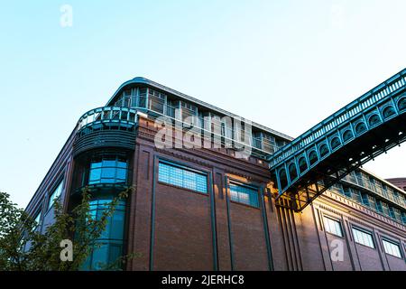 Poznań, POLEN - 16. JUNI 2022: 'Stary Browar' - das Zentrum für Handel und Kunst, erbaut im November 2003 Stockfoto
