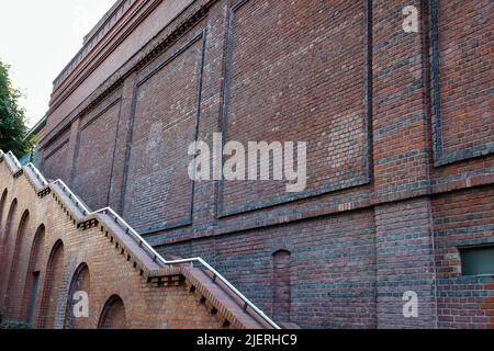 Poznań, POLEN - 16. JUNI 2022: Treppe auf der Rückseite des Gebäudes „Stary Browar“ - dem Zentrum für Handel und Kunst, erbaut im November 2003 Stockfoto
