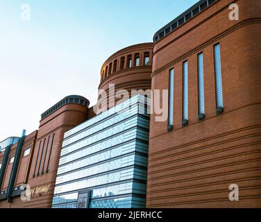 Poznań, POLEN - 16. JUNI 2022: Einkaufs-, Kunst- und Geschäftszentrum 'Stary Browar' - das Zentrum für Handel und Kunst, erbaut im November 2003 Stockfoto