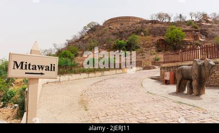 Haupteingang von 64 oder Chausath Yogini Tempel auch bekannt als Ekattarso Mahadeva Tempel. Erbaut von Kachchhapaghata König Devapala zwischen 1055 – 1075. Mit Stockfoto