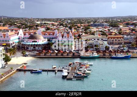 Kleine Fischerboote am Hafen von Oranjestad, der Hauptstadt der niederländischen Insel Aruba, in der Karibik. Stockfoto