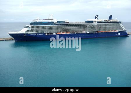 Die Celebrity Equinox A Cruise Liner der Solstice-Klasse ist auf der Hafenseite im Bridgetown Harbour auf der südöstlichen Karibikinsel Barbados festgemacht. Stockfoto