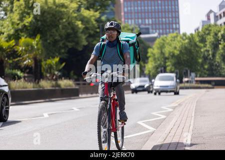 Kurier Auf Dem Fahrrad Liefert Takeaway Food In Der Stadt Stockfoto